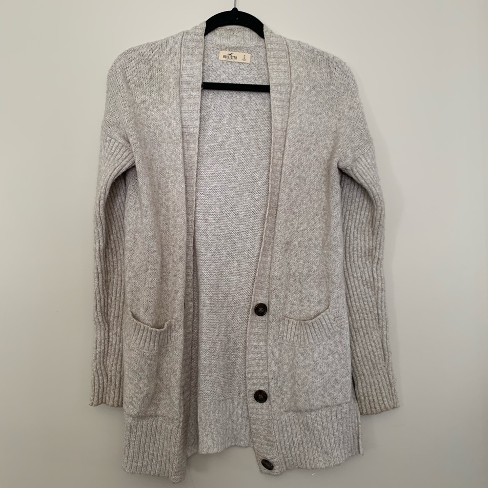 Beautiful long sleeve cardigan with pockets!